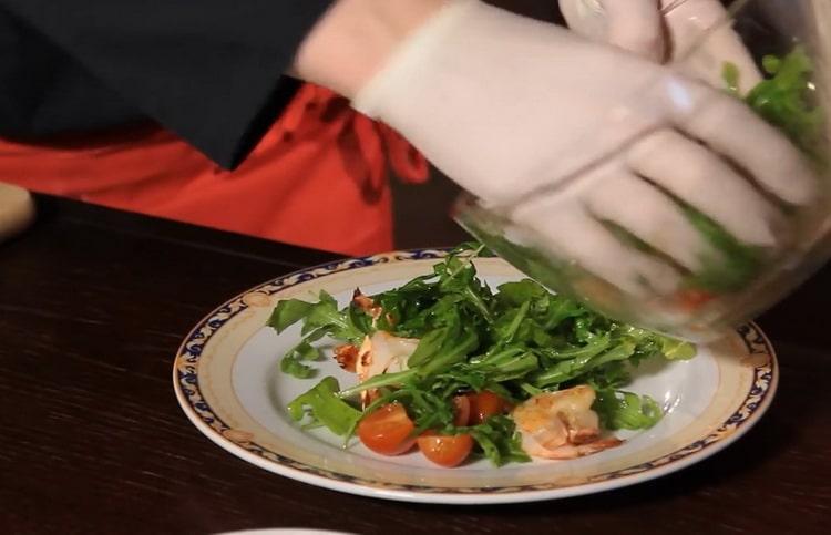 Ensalada con rúcula y camarones: una receta de un chef profesional