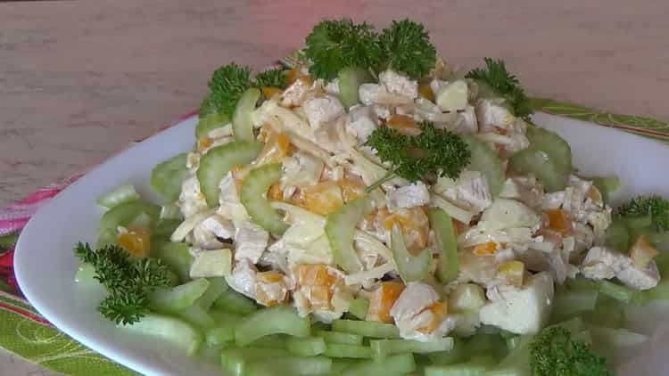 salade au céleri et poitrine de poulet est prête