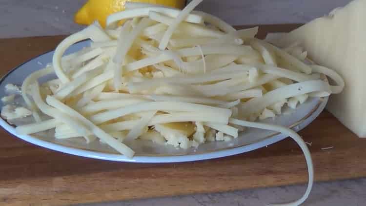 Da biste napravili salatu, nasjeckajte sir