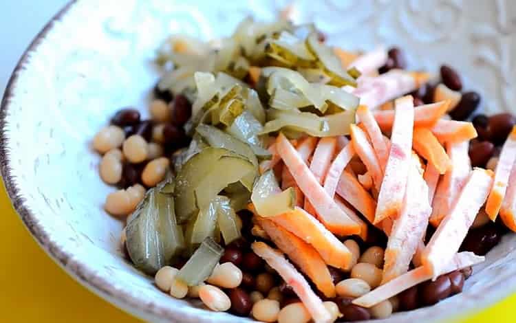 Kombinirajte sve sastojke kako biste napravili salatu.