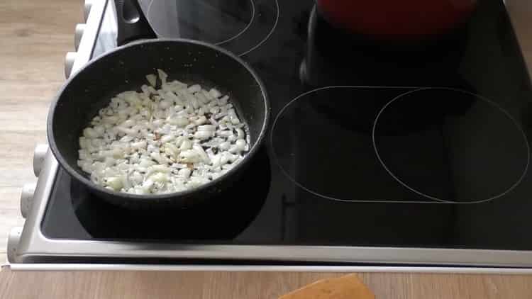 Faire frire l'oignon pour faire une salade