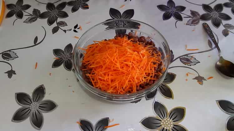 Râper les carottes pour faire une salade