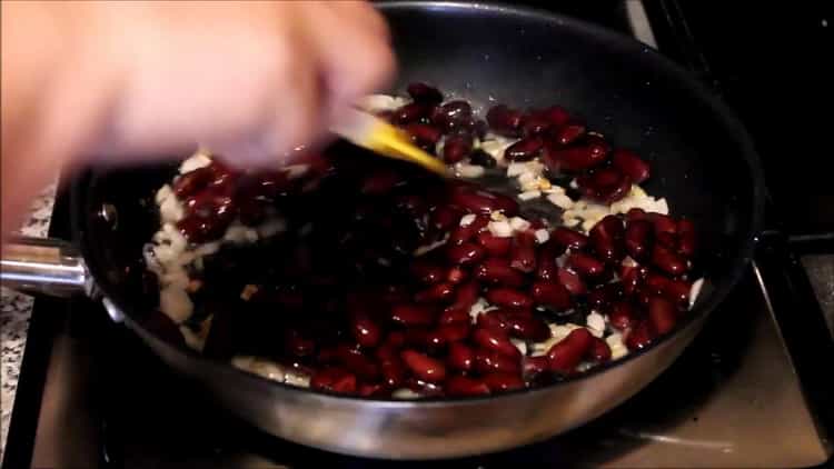 To prepare the dish, pour the beans into the pan