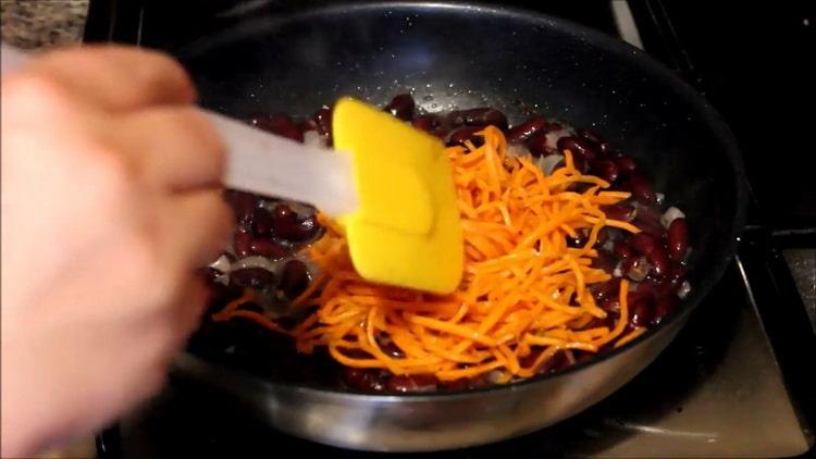 Para preparar el plato, vierta zanahorias picadas