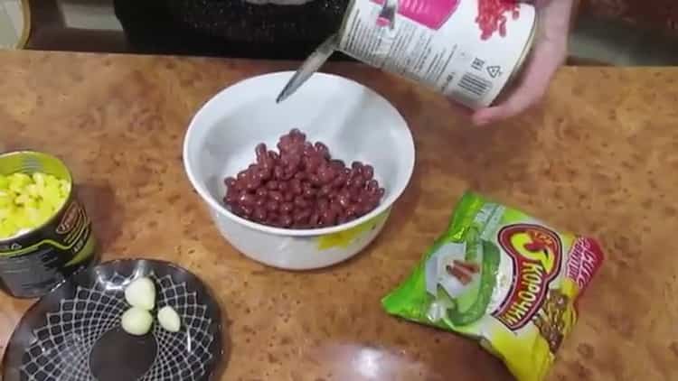 Cooking a salad with beans and corn crackers