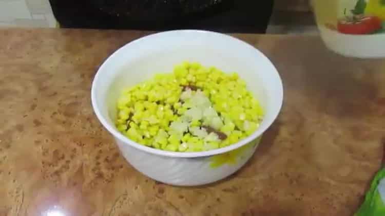Da biste napravili salatu, trljajte češnjak