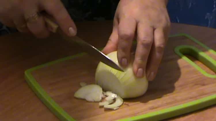 Pour faire une salade, hachez l'oignon