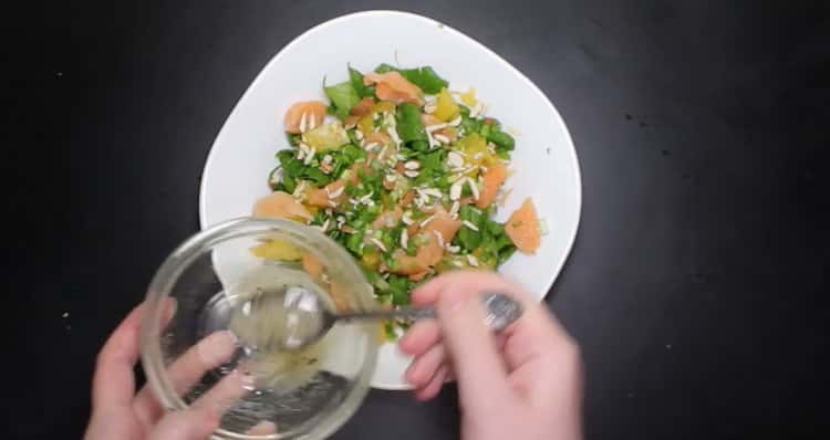 Za pripremu jela prelijte preljev za salatu