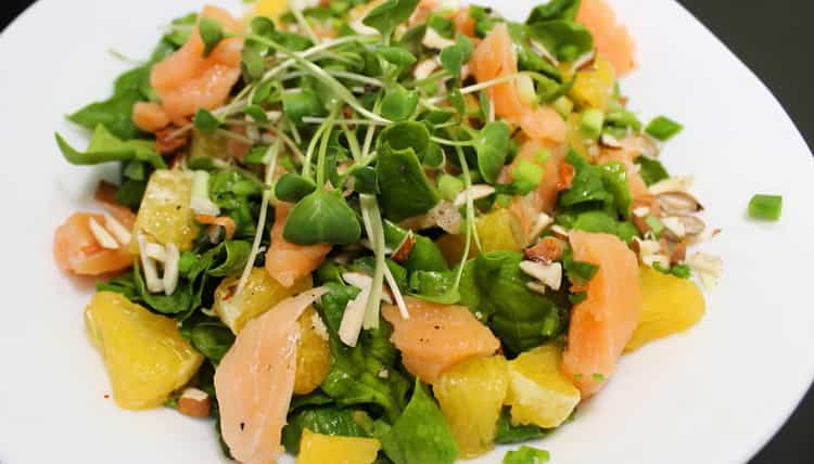 Spinach and salmon salad - tasty, juicy and healthy