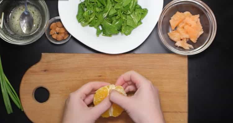 Para cocinar, corta una naranja