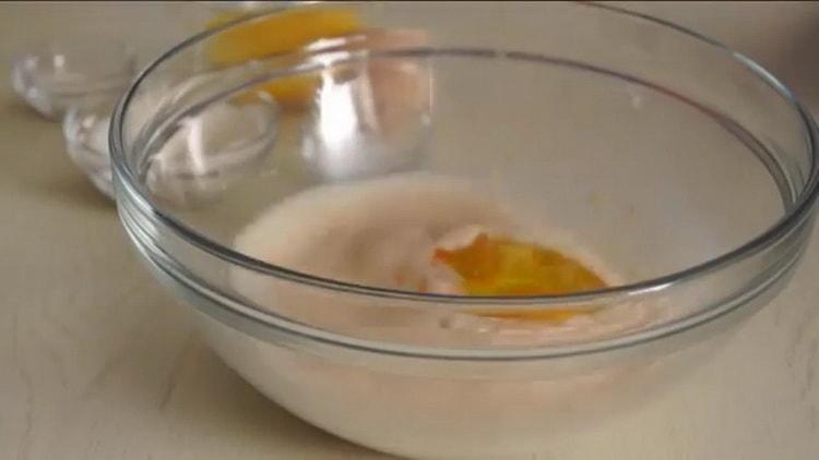 Cómo cocinar bollos dulces de acuerdo con una receta simple con una foto