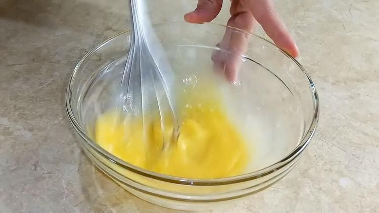 Battez les œufs pour faire la pâte.