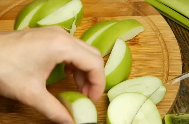 Para hacer jugo, corte las manzanas.
