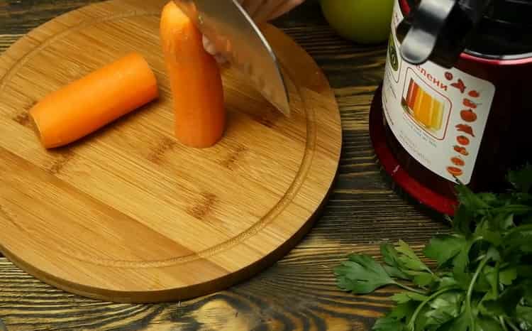 Para hacer jugo, pique zanahorias