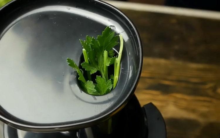 To prepare juice, prepare parsley