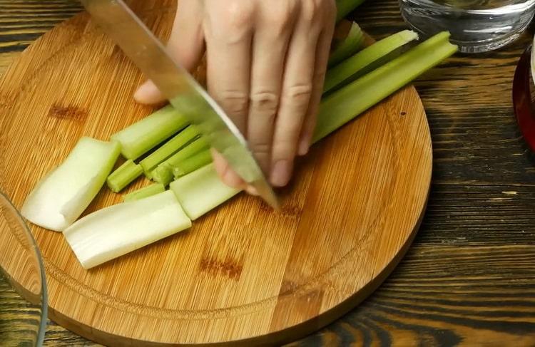 Pour faire du jus, hachez le céleri