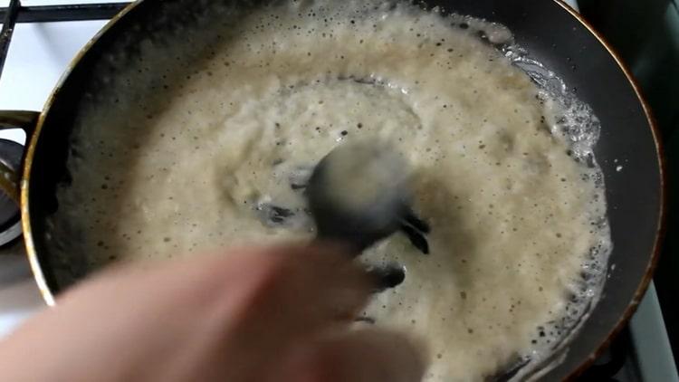 Agrega harina para hacer la salsa