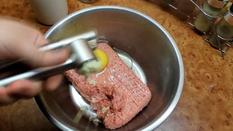 Cooking meatball sauce