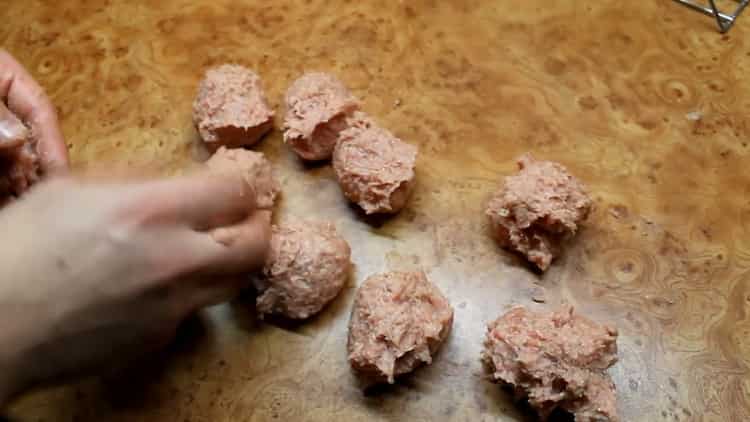 Former les boulettes de viande