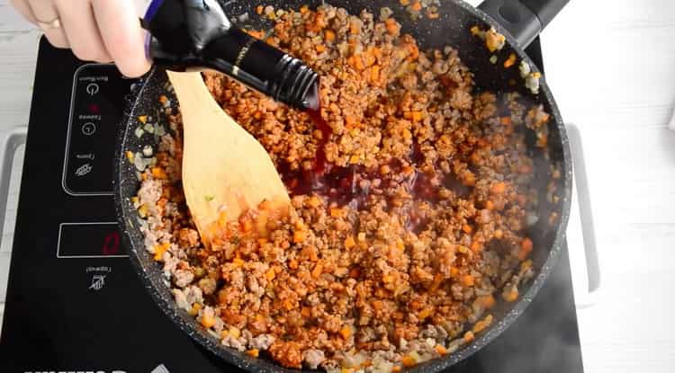 Ajouter du vin pour faire des spaghettis à la bolognaise