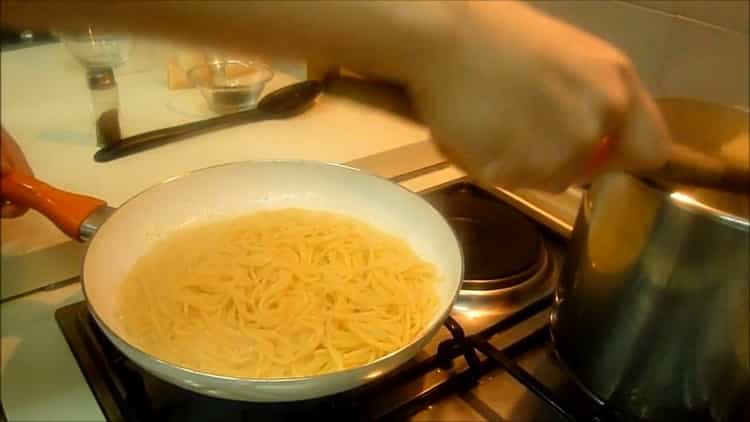 Pour faire cuire les spaghettis, faites bouillir les pâtes