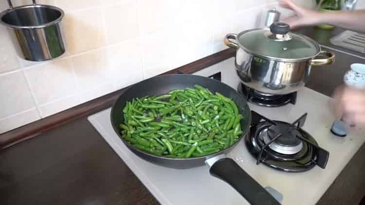 The recipe for a delicious green beans in a pan