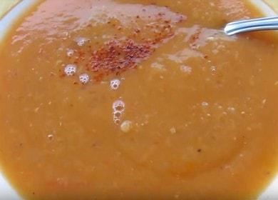 Preparamos una deliciosa sopa de lentejas rojas de acuerdo con una receta paso a paso con una foto.