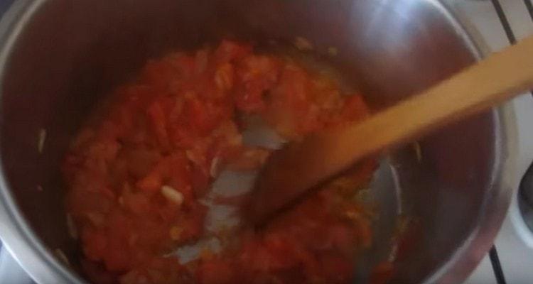 Agregue el tomate en rodajas a la cebolla.