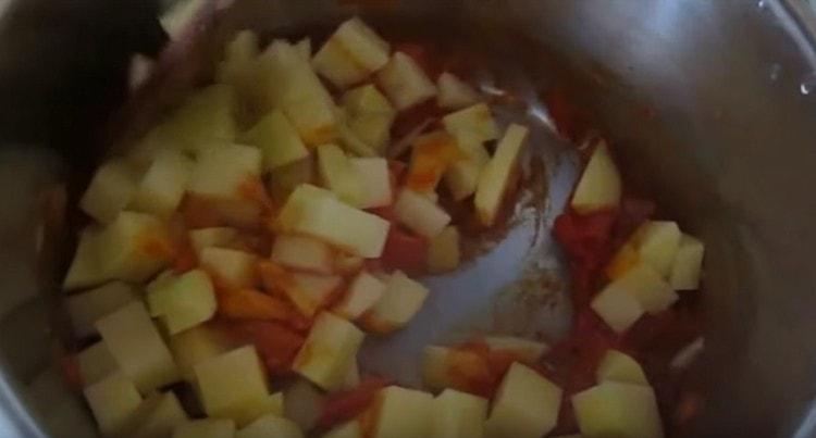 Ajouter les pommes de terre en dés à la rôtissage.