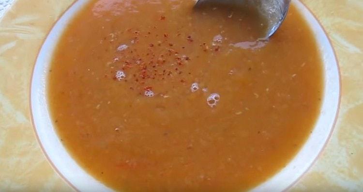 La apetitosa sopa de lentejas rojas también se puede picar con una licuadora.