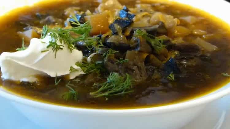 sopa de champiñones secos con cebada lista