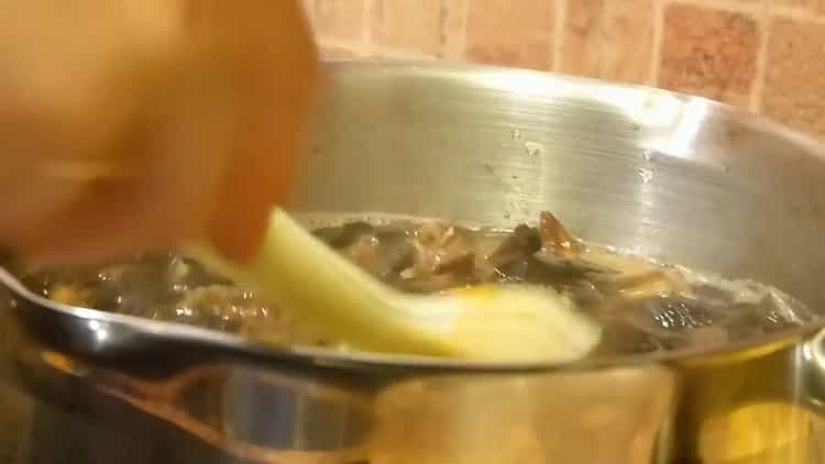 Combinez les ingrédients pour faire la soupe.