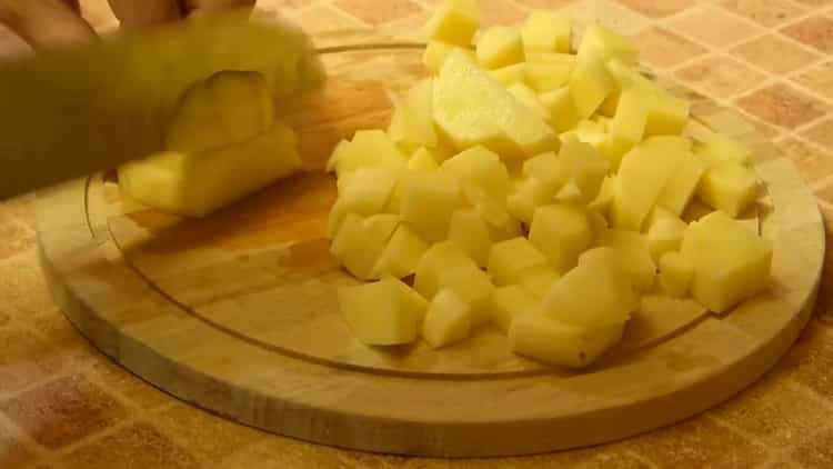 Pour la soupe, hachez les pommes de terre