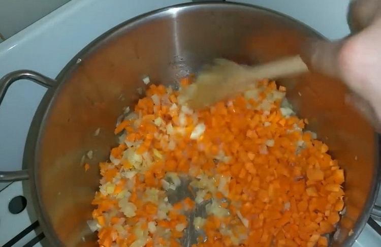Da biste napravili juhu od leće, nasjeckajte mrkvu