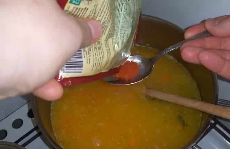Ajoutez des épices pour faire une soupe aux lentilles
