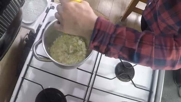 Préparez les ingrédients pour la soupe.