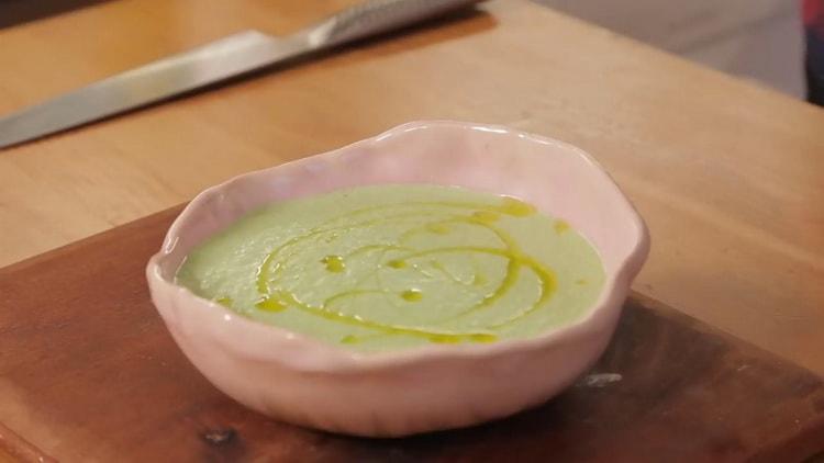 Soupe de purée de brocolis selon une recette pas à pas avec photo