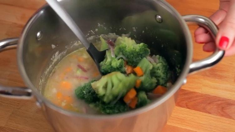Sopa de puré de brócoli en crema: mousse delicado con un delicado aroma cremoso