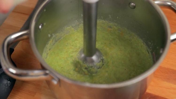 Broyer les ingrédients pour faire de la soupe