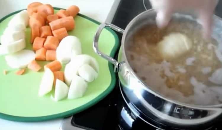 Pour préparer la soupe, mettez les légumes dans une casserole
