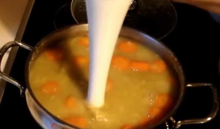 Broyez les ingrédients avec un mélangeur pour faire la soupe.