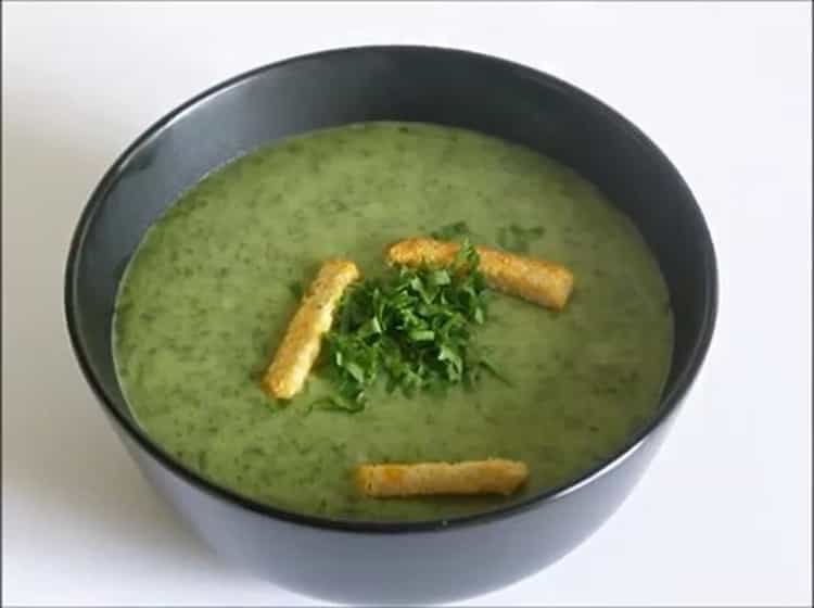 Soupe de purée d'épinards selon une recette étape par étape avec photo