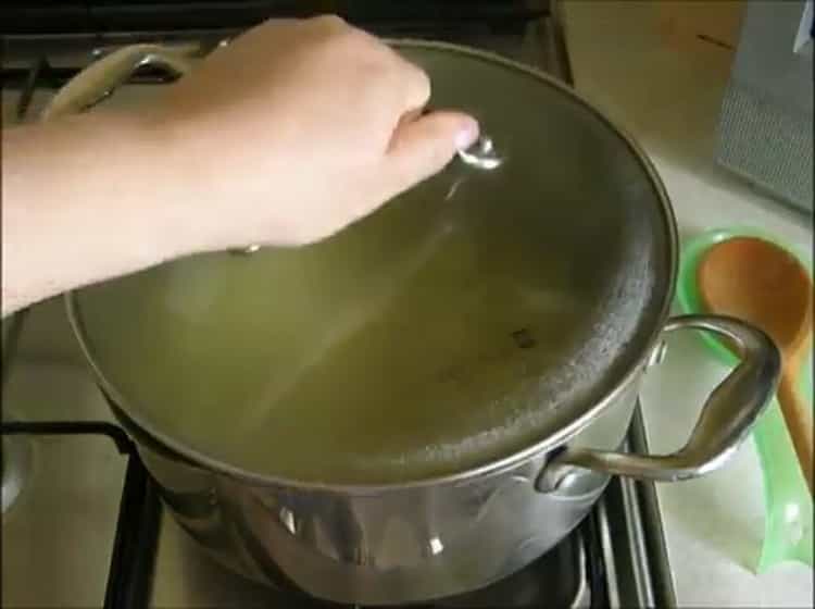 Mix the ingredients to make the soup.