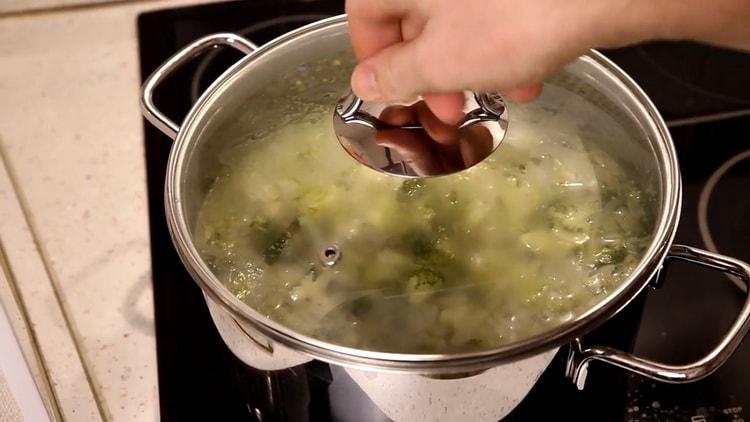 Hervir los ingredientes para la sopa.