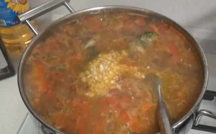 Ajoutez l'ail pour faire la soupe.