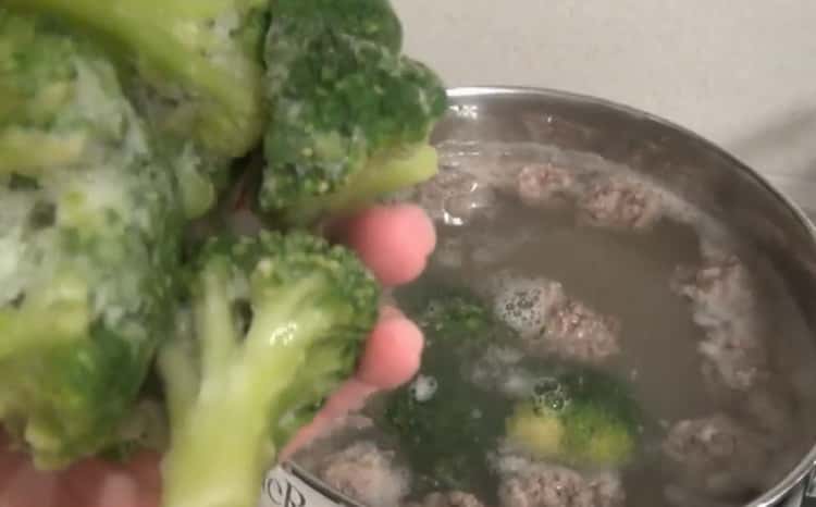 Hervir el brócoli para hacer sopa.