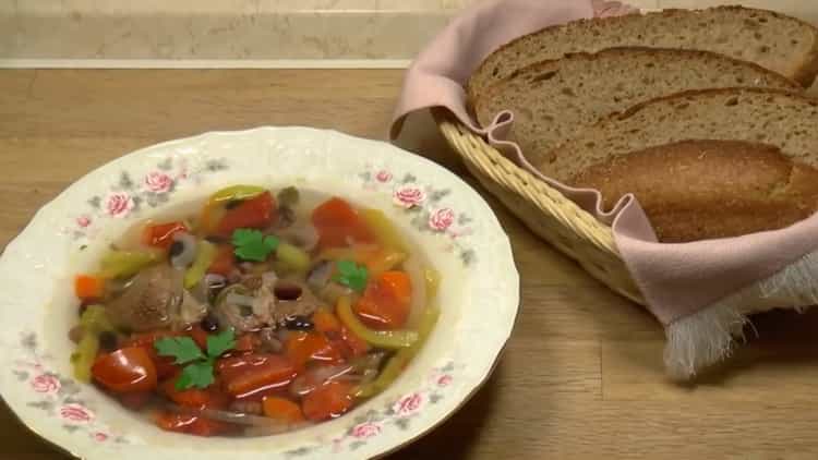 la sopa con frijoles y carne está lista