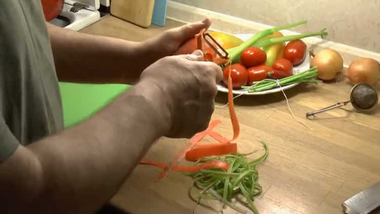 Prepara los ingredientes para la sopa.