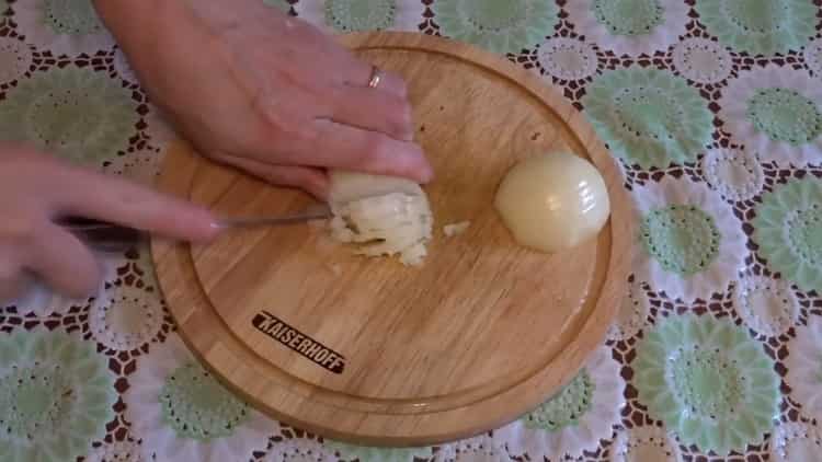 Pregătiți ingredientele pentru ciorbă.