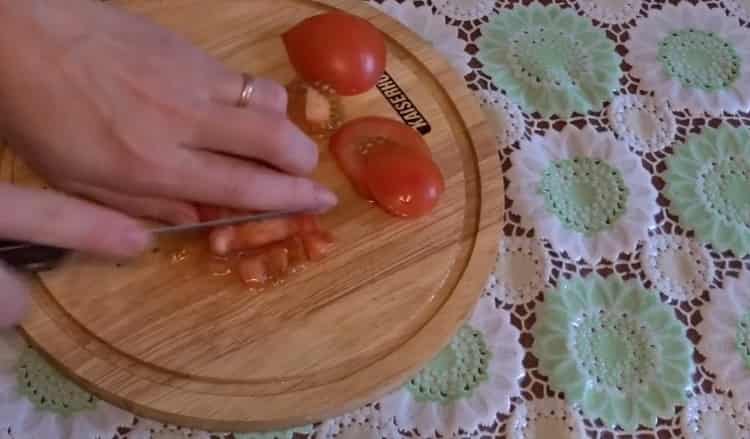 Da biste napravili juhu, nasjeckajte rajčicu